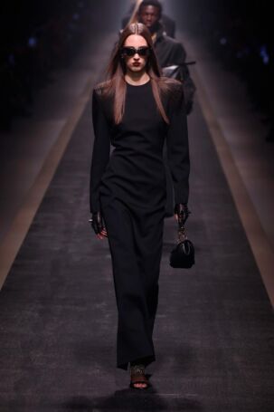 8/70 | Versace Fall 2025 | Photo: NOWFASHION.com Versace Fall 2025 | Photo: NOWFASHION.com