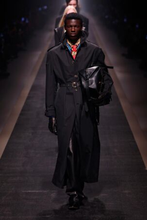 9/70 | Versace Fall 2025 | Photo: NOWFASHION.com Versace Fall 2025 | Photo: NOWFASHION.com