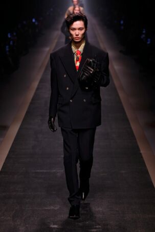 11/70 | Versace Fall 2025 | Photo: NOWFASHION.com Versace Fall 2025 | Photo: NOWFASHION.com