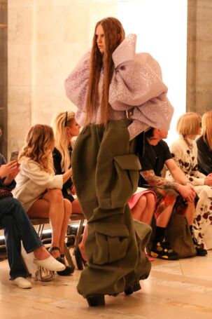 1/7 | Setting at Marc Jacobs Fall 2025 | Photo: BFA | Courtesy of Marc Jacobs Setting at Marc Jacobs Fall 2025 | Photo: BFA | Courtesy of Marc Jacobs