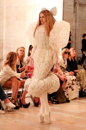 2/7 | Setting at Marc Jacobs Fall 2025 | Photo: BFA | Courtesy of Marc Jacobs Setting at Marc Jacobs Fall 2025 | Photo: BFA | Courtesy of Marc Jacobs