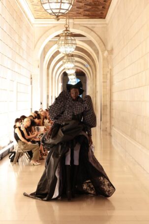 4/7 | Setting at Marc Jacobs Fall 2025 | Photo: GETTY | Courtesy of Marc Jacobs Setting at Marc Jacobs Fall 2025 | Photo: GETTY | Courtesy of Marc Jacobs