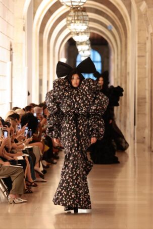 7/7 | Setting at Marc Jacobs Fall 2025 | Photo: GETTY | Courtesy of Marc Jacobs Setting at Marc Jacobs Fall 2025 | Photo: GETTY | Courtesy of Marc Jacobs