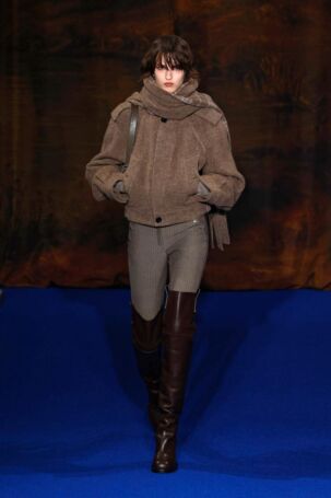 1/62 | Burberry Fall 2025 | Photo: NOWFASHION.com Burberry Fall 2025 | Photo: NOWFASHION.com