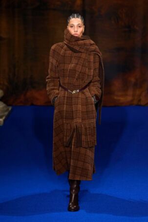 3/62 | Burberry Fall 2025 | Photo: NOWFASHION.com Burberry Fall 2025 | Photo: NOWFASHION.com
