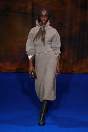 4/62 | Burberry Fall 2025 | Photo: NOWFASHION.com Burberry Fall 2025 | Photo: NOWFASHION.com