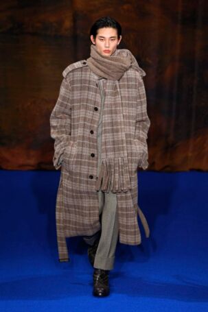 5/62 | Burberry Fall 2025 | Photo: NOWFASHION.com Burberry Fall 2025 | Photo: NOWFASHION.com
