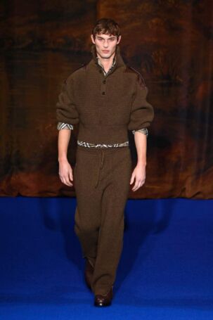 6/62 | Burberry Fall 2025 | Photo: NOWFASHION.com Burberry Fall 2025 | Photo: NOWFASHION.com