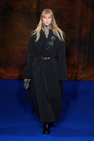 8/62 | Burberry Fall 2025 | Photo: NOWFASHION.com Burberry Fall 2025 | Photo: NOWFASHION.com