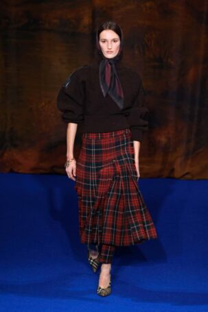 9/62 | Burberry Fall 2025 | Photo: NOWFASHION.com Burberry Fall 2025 | Photo: NOWFASHION.com
