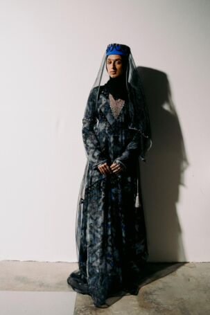 2/11 | Kazna Asker Fall 2025 | Photo: Sandra Nagel | Courtesy of Kazna Asker Kazna Asker Fall 2025 | Photo: Sandra Nagel | Courtesy of Kazna Asker