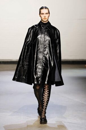 1/25 | Sinéad O'Dwyer Fall 2025 | Photo: NOWFASHION.com Sinéad O'Dwyer Fall 2025 | Photo: NOWFASHION.com