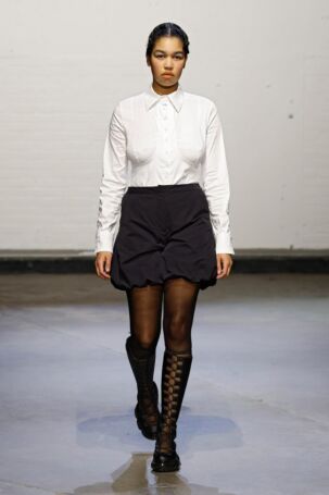 2/25 | Sinéad O'Dwyer Fall 2025 | Photo: NOWFASHION.com Sinéad O'Dwyer Fall 2025 | Photo: NOWFASHION.com