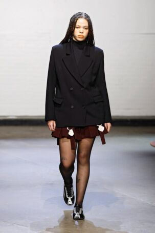 5/25 | Sinéad O'Dwyer Fall 2025 | Photo: NOWFASHION.com Sinéad O'Dwyer Fall 2025 | Photo: NOWFASHION.com