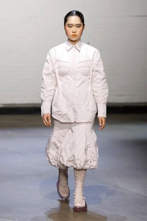 8/25 | Sinéad O'Dwyer Fall 2025 | Photo: NOWFASHION.com Sinéad O'Dwyer Fall 2025 | Photo: NOWFASHION.com