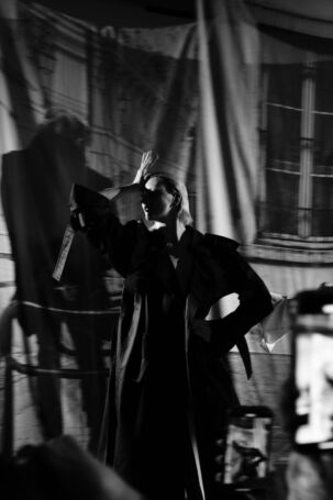 4/71 | Setting at Yuhan Ao Fall 2025 | Photo: Bing Geng | Courtesy of Yuhan Ao Setting at Yuhan Ao Fall 2025 | Photo: Bing Geng | Courtesy of Yuhan Ao