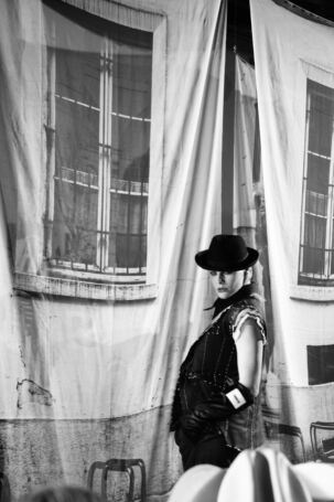 6/71 | Setting at Yuhan Ao Fall 2025 | Photo: Bing Geng | Courtesy of Yuhan Ao Setting at Yuhan Ao Fall 2025 | Photo: Bing Geng | Courtesy of Yuhan Ao