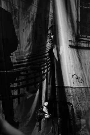 10/71 | Setting at Yuhan Ao Fall 2025 | Photo: Bing Geng | Courtesy of Yuhan Ao Setting at Yuhan Ao Fall 2025 | Photo: Bing Geng | Courtesy of Yuhan Ao
