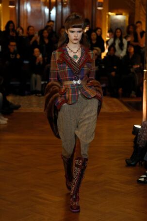 1/29 | Anna Sui Fall 2025 | Photo: NOWFASHION.com Anna Sui Fall 2025 | Photo: NOWFASHION.com
