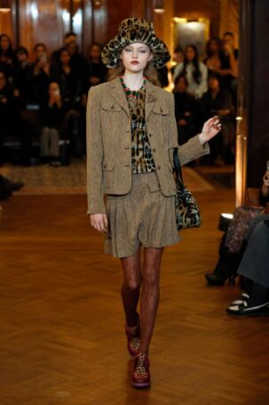 2/29 | Anna Sui Fall 2025 | Photo: NOWFASHION.com Anna Sui Fall 2025 | Photo: NOWFASHION.com