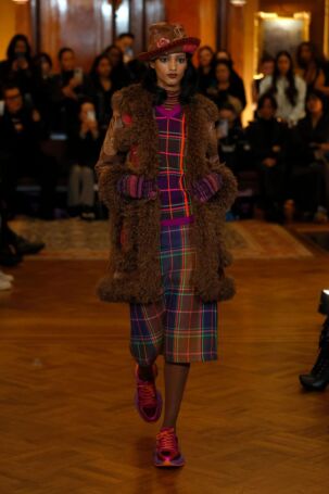 3/29 | Anna Sui Fall 2025 | Photo: NOWFASHION.com Anna Sui Fall 2025 | Photo: NOWFASHION.com