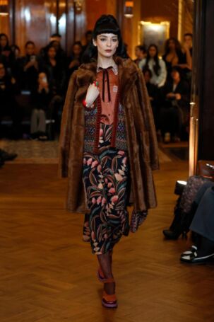 4/29 | Anna Sui Fall 2025 | Photo: NOWFASHION.com Anna Sui Fall 2025 | Photo: NOWFASHION.com