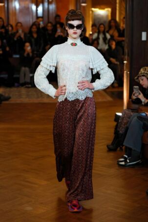 8/29 | Anna Sui Fall 2025 | Photo: NOWFASHION.com Anna Sui Fall 2025 | Photo: NOWFASHION.com