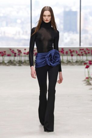 1/68 | Carolina Herrera Fall 2025 | Photo: NOWFASHION.com Carolina Herrera Fall 2025 | Photo: NOWFASHION.com