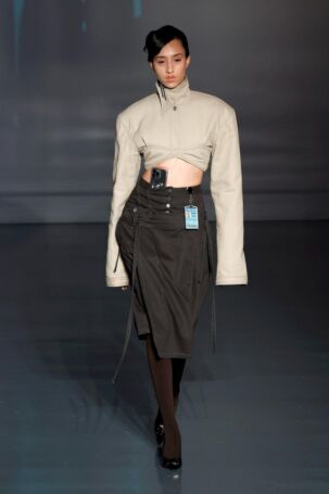 1/32 | Jane Wade Fall 2025 | Photo: NOWFASHION.com Jane Wade Fall 2025 | Photo: NOWFASHION.com