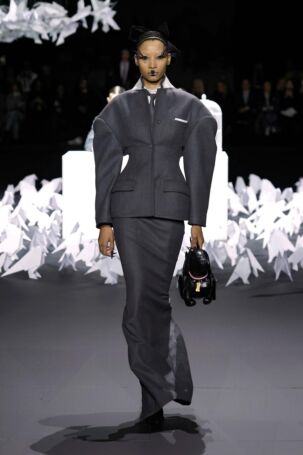 2/65 | Thom Browne Fall 2025 | Photo: NOWFASHION.com Thom Browne Fall 2025 | Photo: NOWFASHION.com
