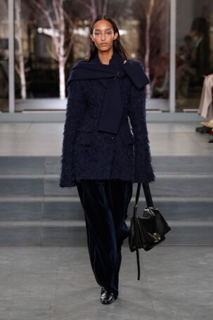 1/43 | Tory Burch Fall 2025 | Photo: NOWFASHION.com Tory Burch Fall 2025 | Photo: NOWFASHION.com