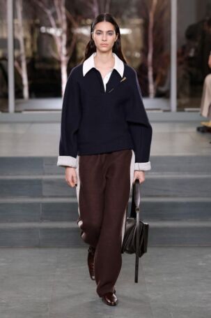 2/43 | Tory Burch Fall 2025 | Photo: NOWFASHION.com Tory Burch Fall 2025 | Photo: NOWFASHION.com