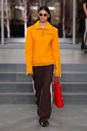 8/43 | Tory Burch Fall 2025 | Photo: NOWFASHION.com Tory Burch Fall 2025 | Photo: NOWFASHION.com