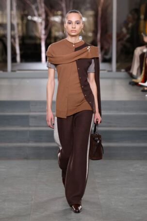 10/43 | Tory Burch Fall 2025 | Photo: NOWFASHION.com Tory Burch Fall 2025 | Photo: NOWFASHION.com