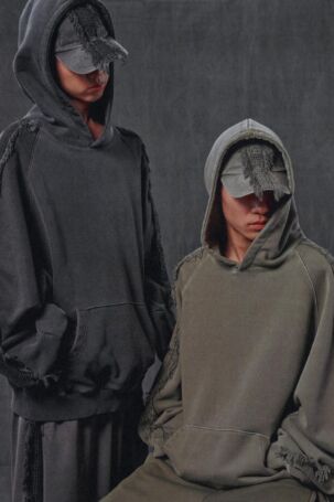 12/35 | AJOBYAJO Lookbook Fall 2025 | Courtesy of AJOBYAJO AJOBYAJO Lookbook Fall 2025 | Courtesy of AJOBYAJO