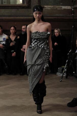 2/40 | Lou de Bètoly Fall 2025 | Photo: Boris Marberg | Courtesy of Berlin Fashion Week Lou de Bètoly Fall 2025 | Photo: Boris Marberg | Courtesy of Berlin Fashion Week