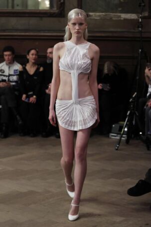 9/40 | Lou de Bètoly Fall 2025 | Photo: Boris Marberg | Courtesy of Berlin Fashion Week Lou de Bètoly Fall 2025 | Photo: Boris Marberg | Courtesy of Berlin Fashion Week