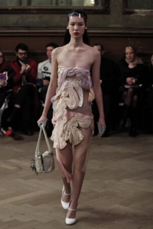 10/40 | Lou de Bètoly Fall 2025 | Photo: Boris Marberg | Courtesy of Berlin Fashion Week Lou de Bètoly Fall 2025 | Photo: Boris Marberg | Courtesy of Berlin Fashion Week