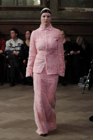 11/40 | Lou de Bètoly Fall 2025 | Photo: Boris Marberg | Courtesy of Berlin Fashion Week Lou de Bètoly Fall 2025 | Photo: Boris Marberg | Courtesy of Berlin Fashion Week