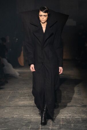 1/18 | Maximilian Gedra Fall 2025 | Photo: Andreas Hofrichter | Courtesy of Berlin Fashion Week Maximilian Gedra Fall 2025 | Photo: Andreas Hofrichter | Courtesy of Berlin Fashion Week