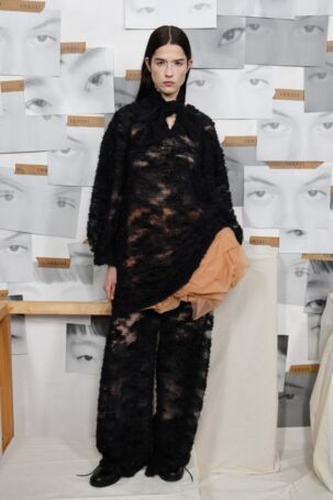 2/12 | ODEEH Fall 2025 | Photo: Boris Marberg | Courtesy of Berlin Fashion Week ODEEH Fall 2025 | Photo: Boris Marberg | Courtesy of Berlin Fashion Week