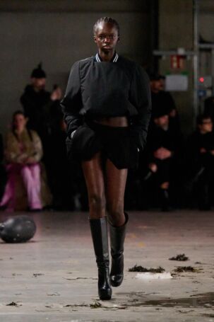 3/36 | Sia Arnika Fall 2025 | Photo: James Cochrane | Courtesy of Berlin Fashion Week Sia Arnika Fall 2025 | Photo: James Cochrane | Courtesy of Berlin Fashion Week