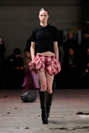 8/36 | Sia Arnika Fall 2025 | Photo: James Cochrane | Courtesy of Berlin Fashion Week Sia Arnika Fall 2025 | Photo: James Cochrane | Courtesy of Berlin Fashion Week