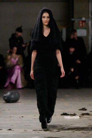 12/36 | Sia Arnika Fall 2025 | Photo: James Cochrane | Courtesy of Berlin Fashion Week Sia Arnika Fall 2025 | Photo: James Cochrane | Courtesy of Berlin Fashion Week