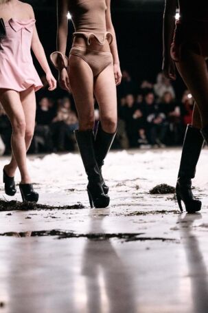 1/24 | Setting at Sia Arnika Fall 2025 | Photo: Caroline Kynast | Courtesy of Berlin Fashion Week Setting at Sia Arnika Fall 2025 | Photo: Caroline Kynast | Courtesy of Berlin Fashion Week