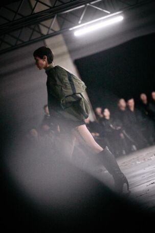 2/24 | Setting at Sia Arnika Fall 2025 | Photo: Caroline Kynast | Courtesy of Berlin Fashion Week Setting at Sia Arnika Fall 2025 | Photo: Caroline Kynast | Courtesy of Berlin Fashion Week