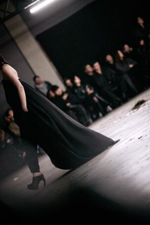 3/24 | Setting at Sia Arnika Fall 2025 | Photo: Caroline Kynast | Courtesy of Berlin Fashion Week Setting at Sia Arnika Fall 2025 | Photo: Caroline Kynast | Courtesy of Berlin Fashion Week