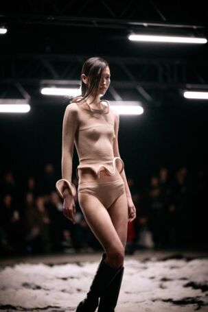 5/24 | Setting at Sia Arnika Fall 2025 | Photo: Caroline Kynast | Courtesy of Berlin Fashion Week Setting at Sia Arnika Fall 2025 | Photo: Caroline Kynast | Courtesy of Berlin Fashion Week
