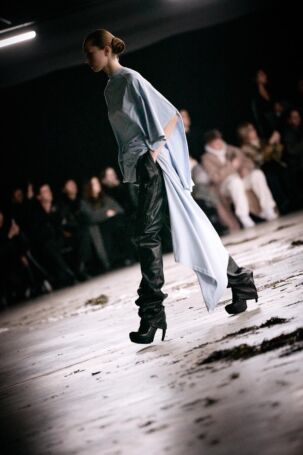 10/24 | Setting at Sia Arnika Fall 2025 | Photo: Caroline Kynast | Courtesy of Berlin Fashion Week Setting at Sia Arnika Fall 2025 | Photo: Caroline Kynast | Courtesy of Berlin Fashion Week