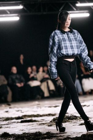 11/24 | Setting at Sia Arnika Fall 2025 | Photo: Caroline Kynast | Courtesy of Berlin Fashion Week Setting at Sia Arnika Fall 2025 | Photo: Caroline Kynast | Courtesy of Berlin Fashion Week